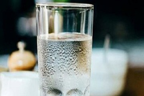 در روز‌های گرم سال روزانه چند لیوان آب بنوشیم؟