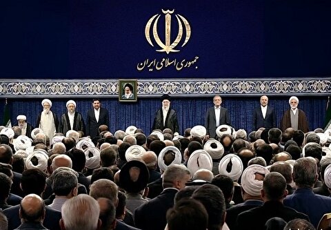 مراسم تنفیذ رئیس‌جمهور منتخب/ رهبر انقلاب: با روحیهٔ جهادی می‌شود کوه‌های مشکل را از جا کَند