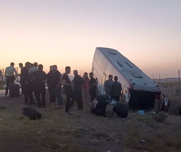 تصادف اتوبوس زائران مشهد در زرند یک کشته برجا گذاشت