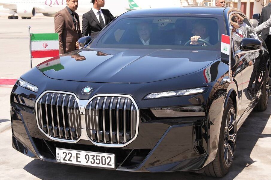 عکس | تصویری از پزشکیان سوار بر خودرو BMW یک مقام خارجی