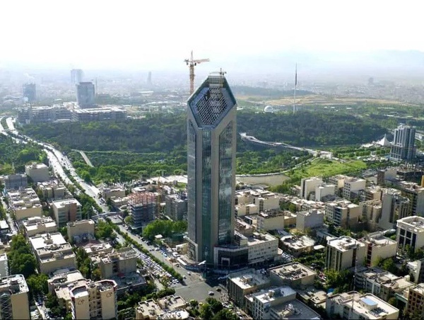 روایتی از یک دهه تصمیم اشتباه که آ‌ینده یک بانک را نابود کرد