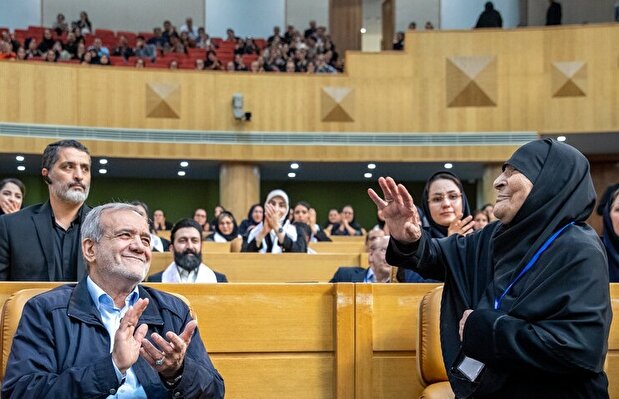 تصاویر | مادر پرستاری نوین ایران در کنار پزشکیان؛ خوش و بش رئیس جمهور با سادات سید باقر مداح