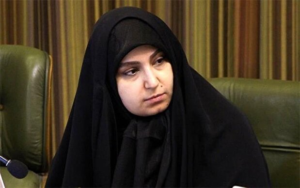 کنایه نرجس سلیمانی به زاکانی: حالا که مرکب شما از پل گذشته به مشکلات تاکسی‌های برقی رسیدگی کنید | مردم نوکر نمی‌خواهند