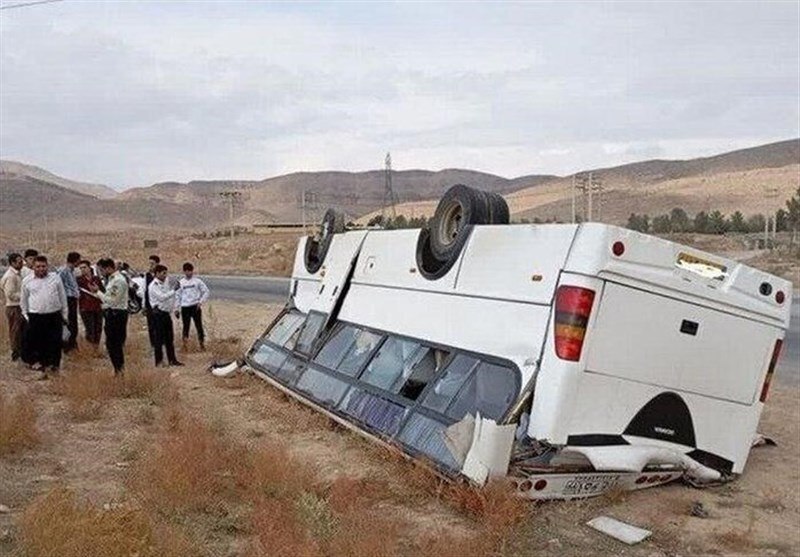 واژگونی مینی‌بوس حامل ۲۶ دانش‌آموز تیزهوش بر اثر عدم توجه راننده به جاده