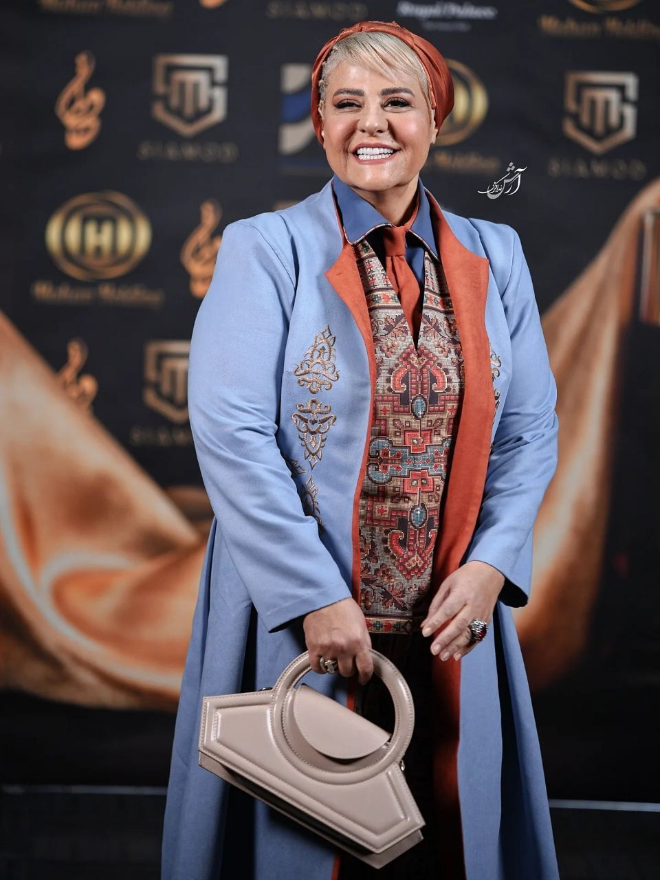 رابعه اسکویی با استایل آبی و شیک در جشن حافظ؛ تغییر چهره متفاوت خانم بازیگر + عکس