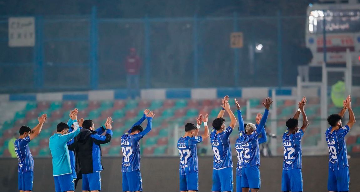 بازیکنان استقلال به میدان آمدند؛ مطالبه‌گری قبل از بازی سپاهان