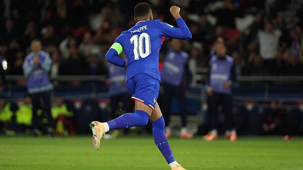 ۶۰ هزار یورو از ام باپه، حکم بازنشستگی اجباری برای پلیس فرانسوی