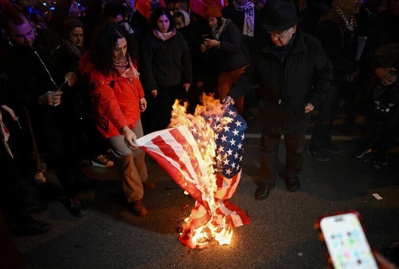 عکس/ تظاهرات اعتراضی در محکومیت حمله آمریکا به ونزوئلا و ربایش مادورو در بارسلونا