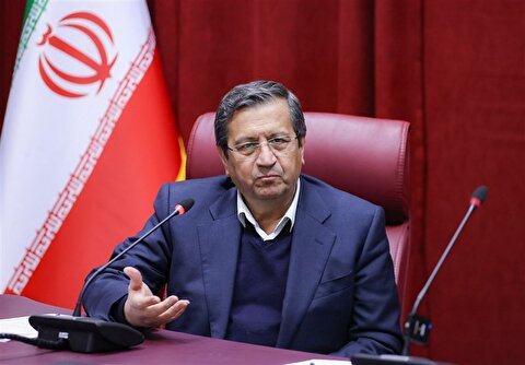 همتی: بازار ارز در حال آرام شدن است