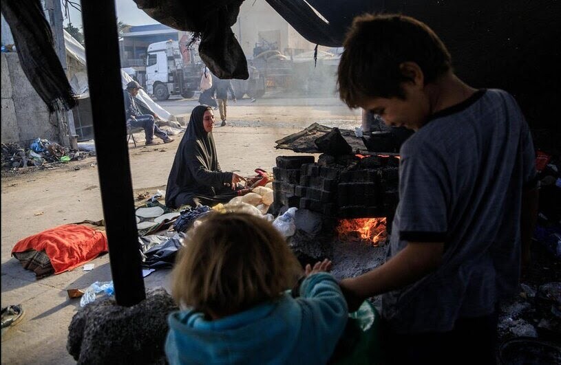 پخت غذا در اردوگاهی در نوار غزه + عکس