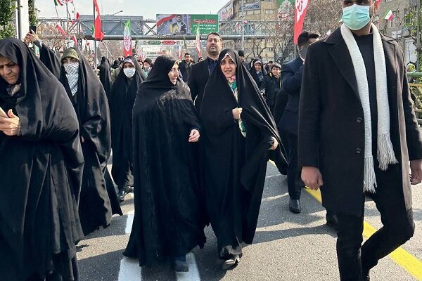 عکس / زهرا بهروز آذر در تجمع میدان انقلاب عکس / زهرا بهروز آذر در تجمع میدان انقلاب