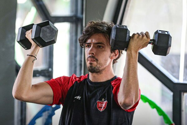 عصبانیت اوسمار و مدیران پس از مصدومیت هافبک خارجی پرسپولیس