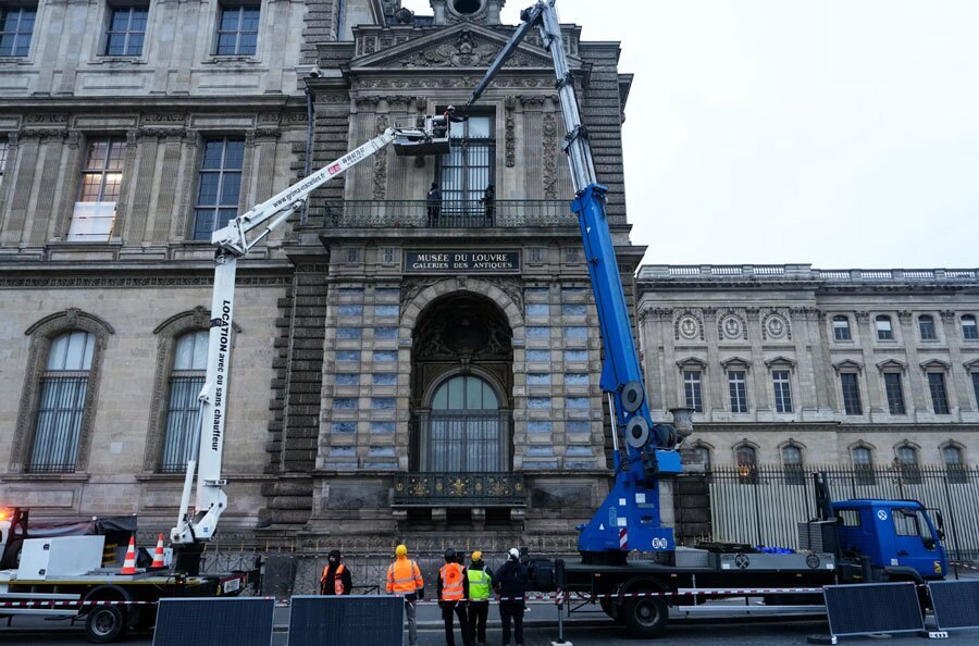عکس / نصب نرده حفاظتی روی پنجره‌ای در موزه لوور پاریس چند هفته پس از سرقت جواهرات سلطنتی قیمتی