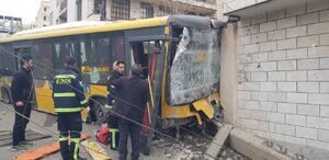 برخورد یک اتوبوس با دیوار در بزرگراه ستاری