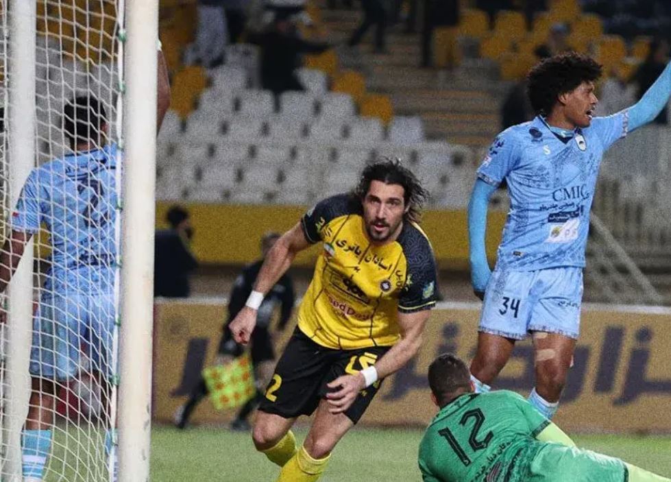 دراماتیک و نفس‌گیر؛ سپاهان با پیروزی ارزشمند صدرنشین لیگ شد