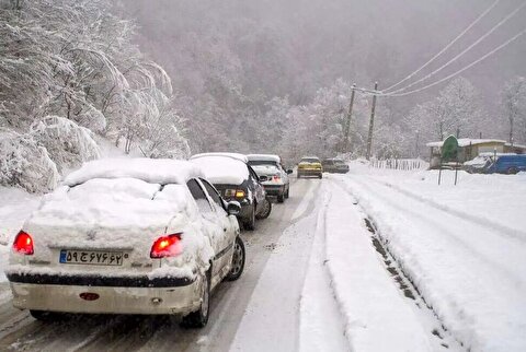 مه‌گرفتگی و بارش شدید در جاده‌های ۱۰ استان؛ رانندگان مراقب باشند