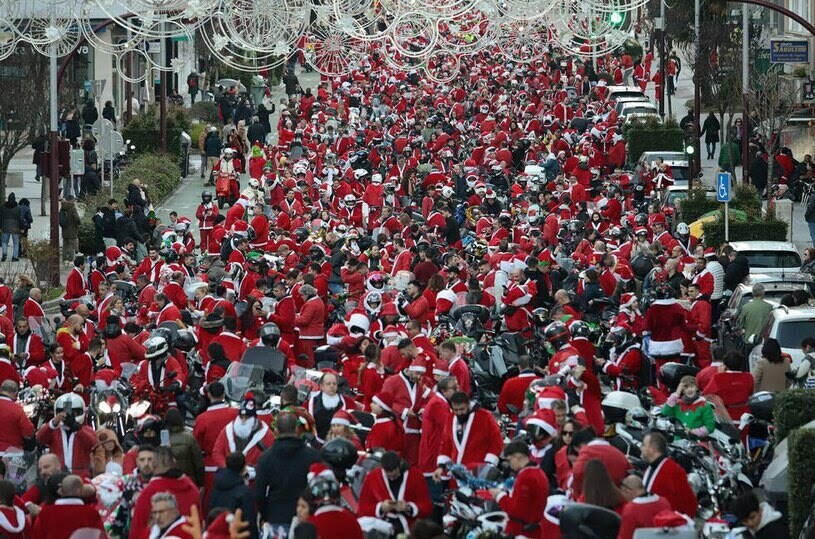 عکس/ مسابقه موتور سواری با لباس نوئل در اسپانیا