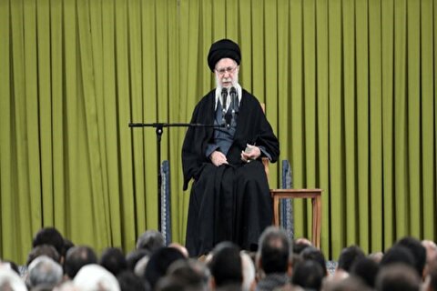 رهبر انقلاب: تقابل با آمریکا در دو کلمه خلاصه می‌شود؛ آنها طمع می‌کنند، ملت ایران مانع است