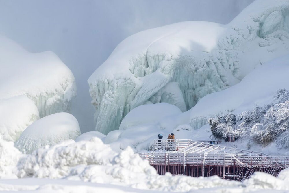 عکس/ بازدید گردشگران از آبشار یخزده نیاگارا