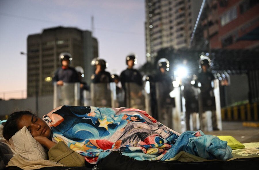 یکی از بستگان زندانی سیاسی در ونزوئلا در مقابل ماموران پلیس روی زمین خوابیده + عکس یکی از بستگان زندانی سیاسی در ونزوئلا در مقابل ماموران پلیس روی زمین خوابیده + عکس