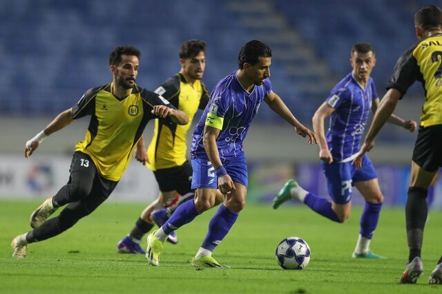 تساوی استقلال و الحسین در نیمه نخست/ آبی‌ها قدر ندانستند