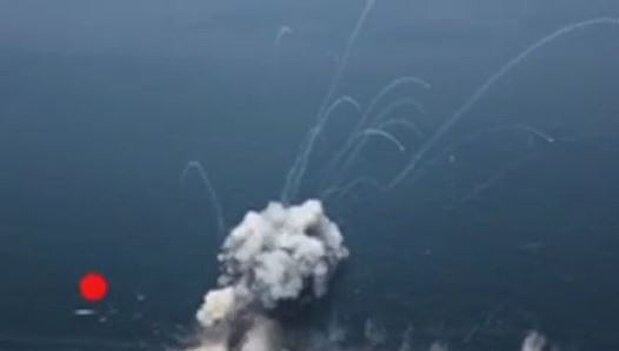 ببینید / لحظه‌ انهدام یک شناور در رزمایش روز گذشته نیروی دریایی سپاه