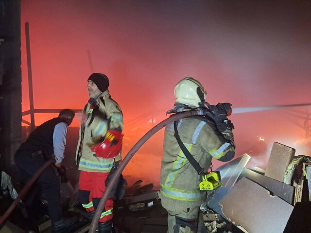 آتش سوزی گسترده کارگاه مبل‌سازی به وسعت ۸۰۰ متر در جاده ساوه