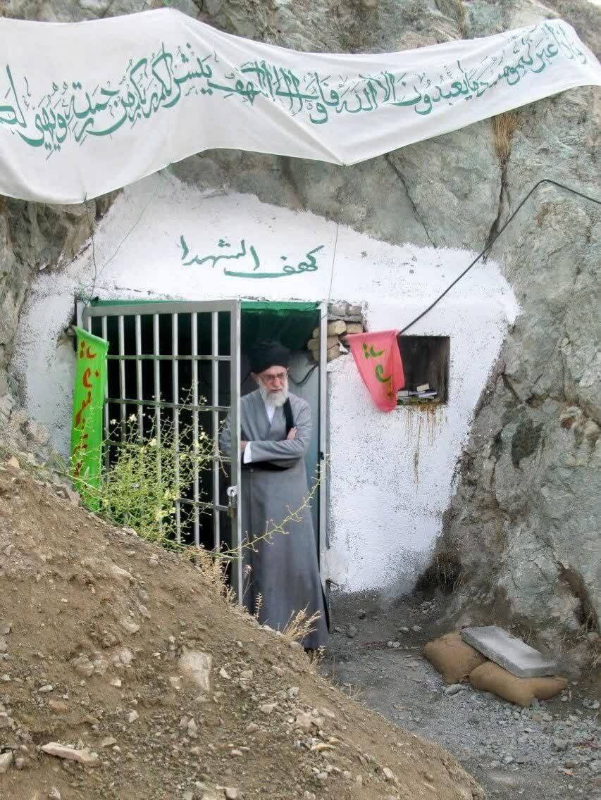 عکس/ قابی ماندگار از حضور حضرت آیت‌الله شهید خامنه‌ای در کهف‌الشهدا