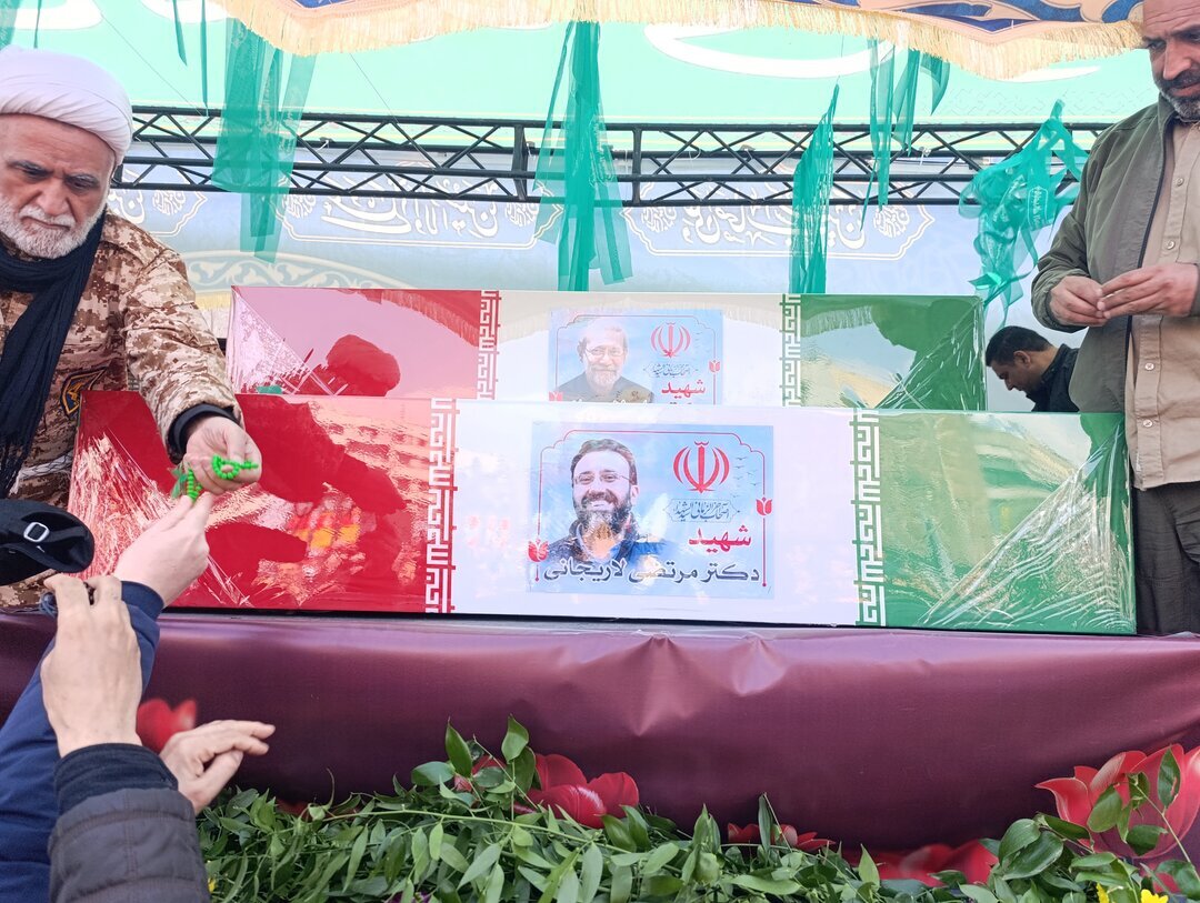 تصاویری از تشییع پیکرهای شهیدان لاریجانی، سلیمانی و شهدای ناوشکن دنا/ طعنه به رد صلاحیت لاریجانی در مراسم تشییع او + عکس تصاویری از تشییع پیکرهای شهیدان لاریجانی، سلیمانی و شهدای ناوشکن دنا/ طعنه به رد صلاحیت لاریجانی در مراسم تشییع او + عکس