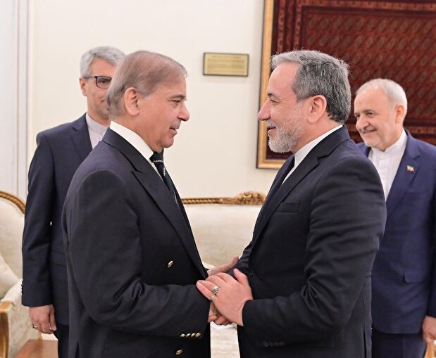 دیدار عراقچی با «شهباز شریف» نخست‌وزیر پاکستان + فیلم