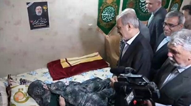 ببینید | مادر مرحوم رئیسی خطاب به پزشکیان: سوار هلیکوپتر نشو/ رئیس‌جمهور: به امید خدا