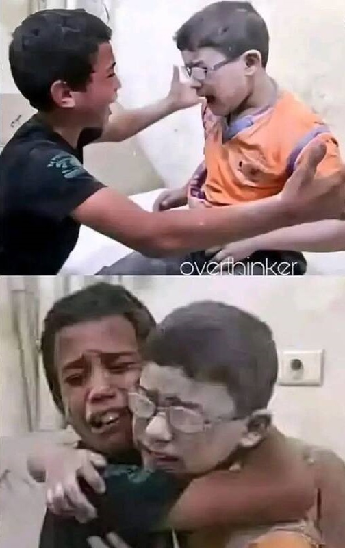 عکس/ شادمانی نوجوان فلسطینی از نجات دوستش از بمباران