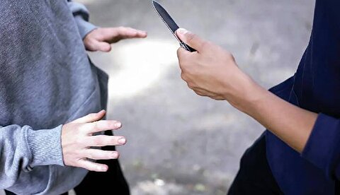 لحظه زورگیری وحشیانه از دختر جوان + فیلم