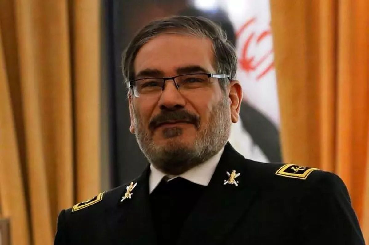 علی شمخانی: زنده‌ام و این تنِ زخم‌خورده، سپر بلای ملت خواهد بود