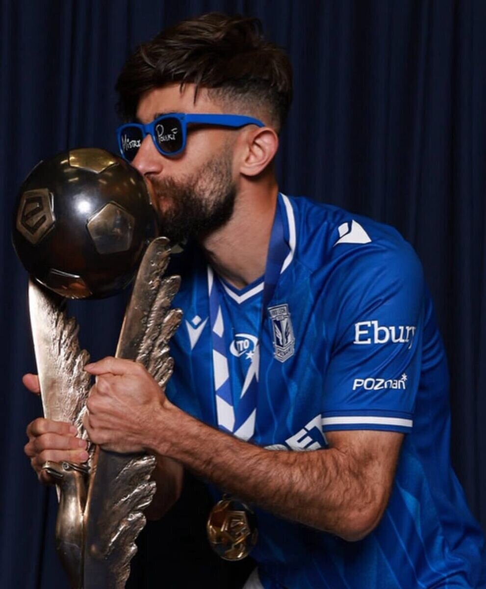 بوسه گزینه پرسپولیس بر جام قهرمانی لهستان + عکس
