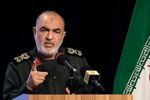 سرلشکر سلامی: در حالی که درگیر جنگی تمام‌عیار هستیم، هیچ نشانی از آشفتگی و هراس در کشور دیده نمی‌شود/ تسلیم را باور نداریم