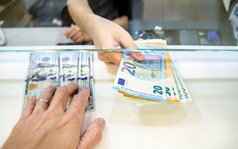تغییرات چشمگیر در بازار رسمی ارز/ دلار پایین آمد، یورو بالا رفت