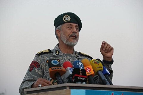 دریادار سیاری: حمایت همه جانبه مردم از نیروهای مسلح، دشمن را به زانو درآورد
