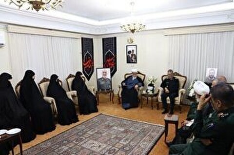 ابلاغ سلام و دعای امام خامنه‌ای به خانواده شهید سلامی + عکس