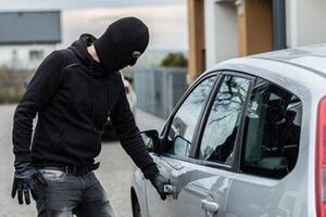 دستگیری سارق حرفه‌ای خودروها در تهران/ کشف انبوهی از ضبط‌ها و ابزار سرقت!
