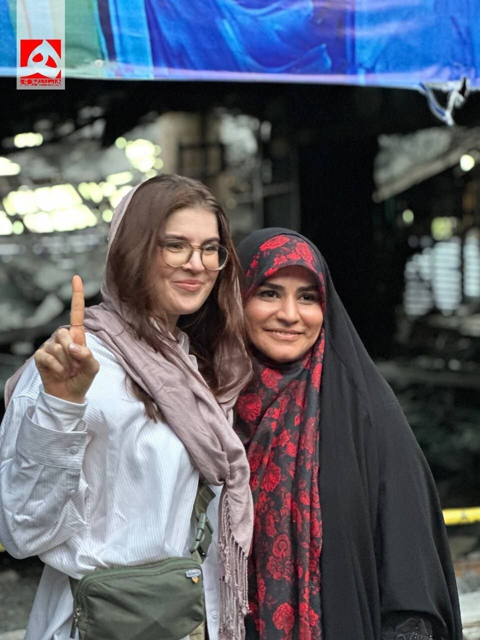 عکس یادگاری خبرنگار آمریکایی با سحر امامی در تهران
