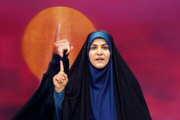 عکس یادگاری خبرنگار آمریکایی با سحر امامی مقابل ساختمان شیشه‌ای