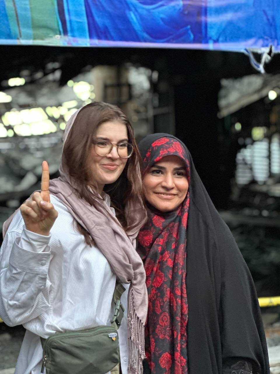 عکس یادگاری خبرنگار آمریکایی با سحر امامی مقابل ساختمان شیشه‌ای