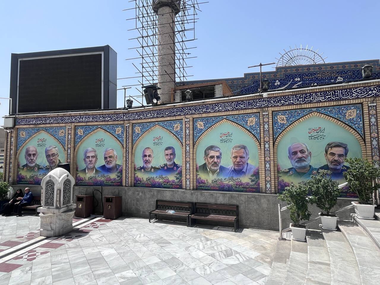 عکس / آماده‌سازی قبور شماری از شهدا در امام‌زاده صالح (ع)