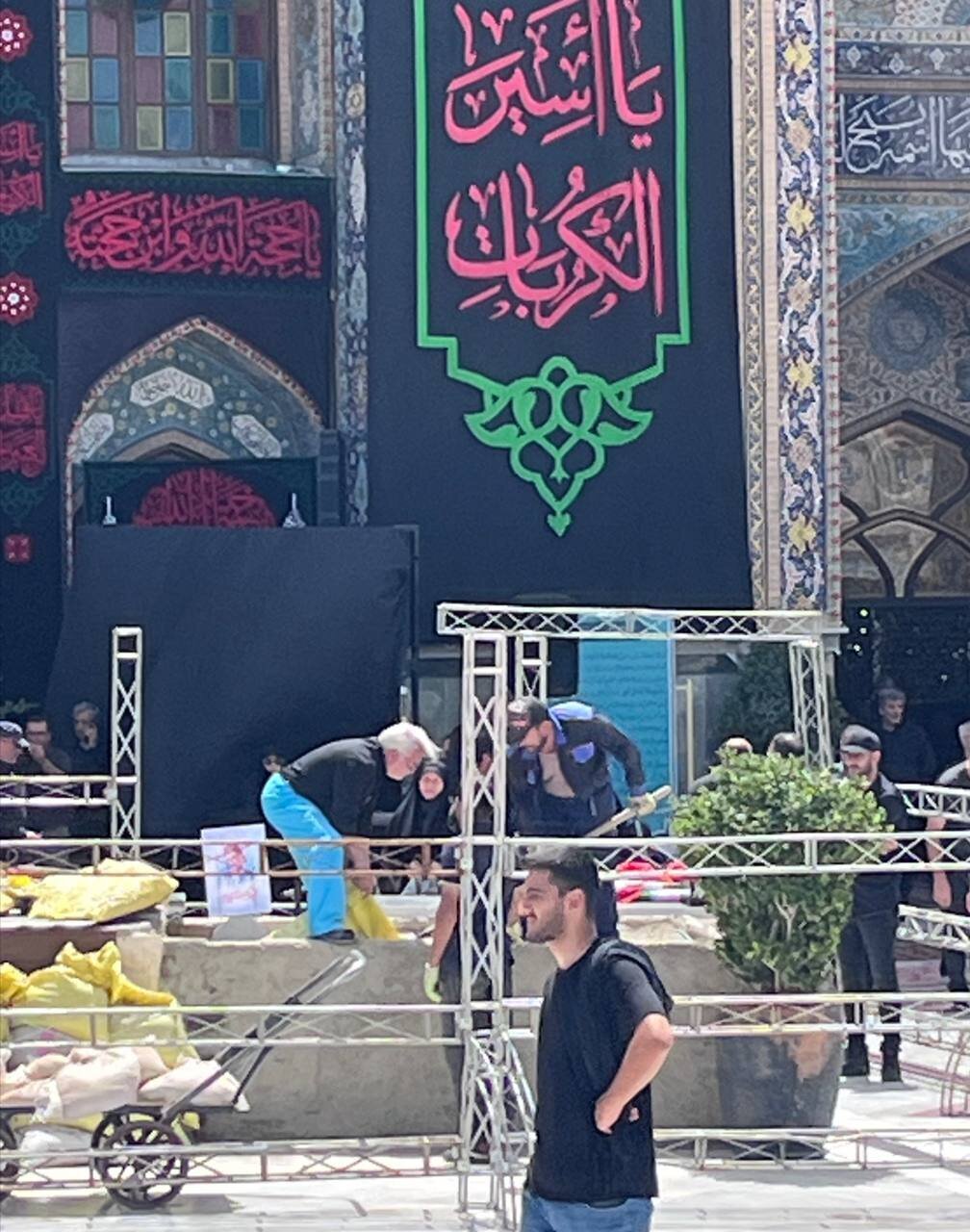عکس / آماده‌سازی قبور شماری از شهدا در امام‌زاده صالح (ع)