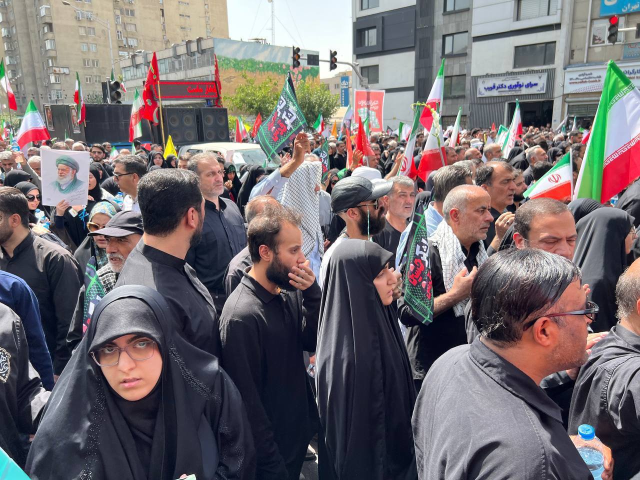 عکس/حضور فرزندان شهید سلیمانی در مراسم تشییع شهدای اقتدار ایران