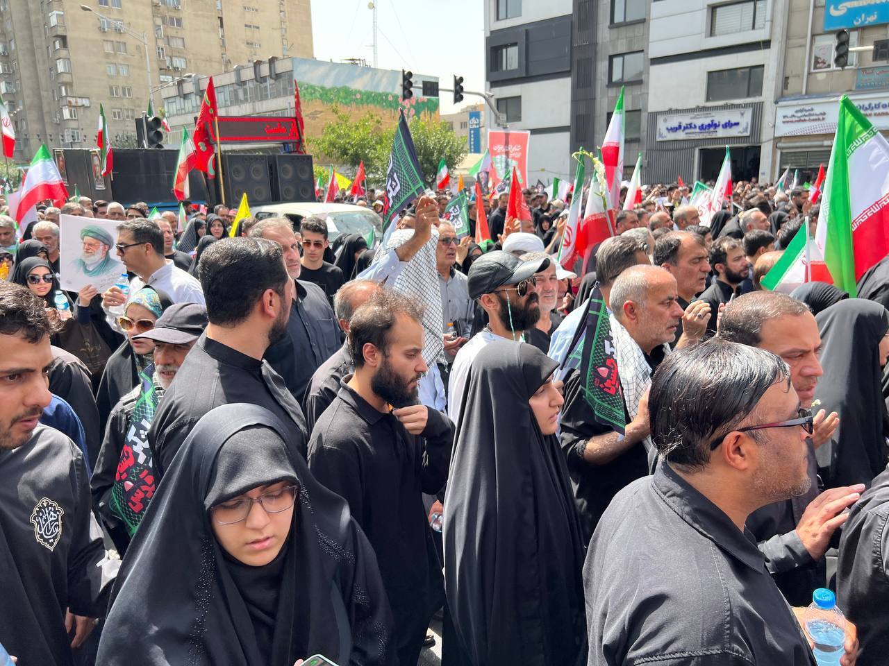 عکس/حضور فرزندان شهید سلیمانی در مراسم تشییع شهدای اقتدار ایران