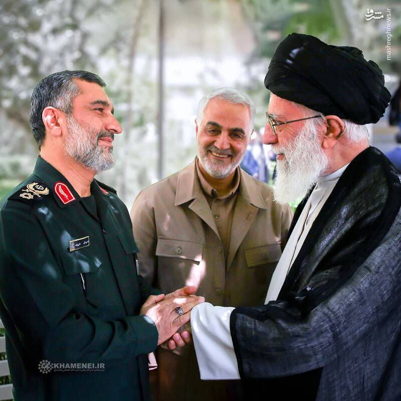 عکس/ دو شهید در کنار ماه