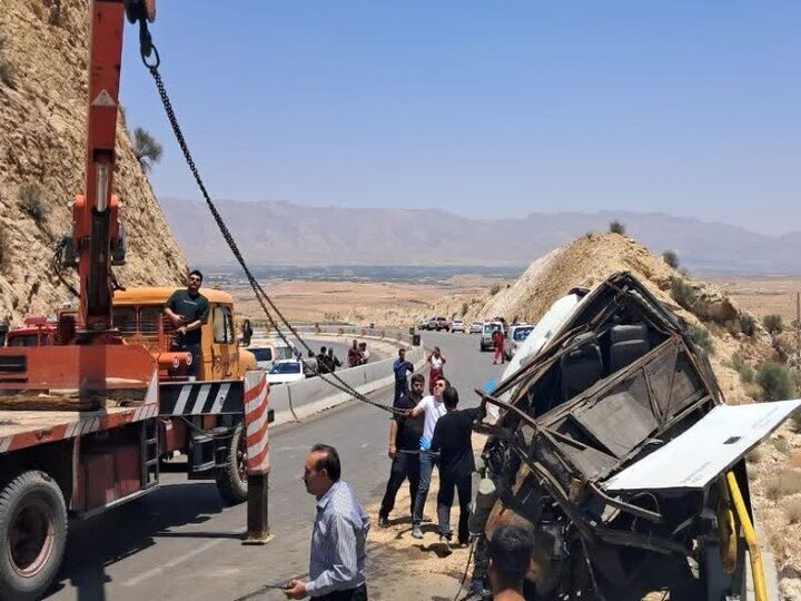 حادثه تلخ در محور فیروزآباد-کوار/ علت واژگونی اتوبوس اعلام شد