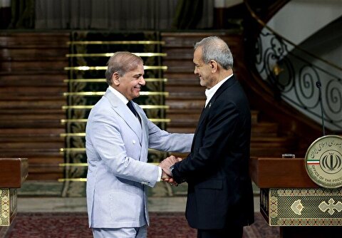 پزشکیان با استقبال رسمی نخست وزیر پاکستان وارد اسلام‌آباد شد